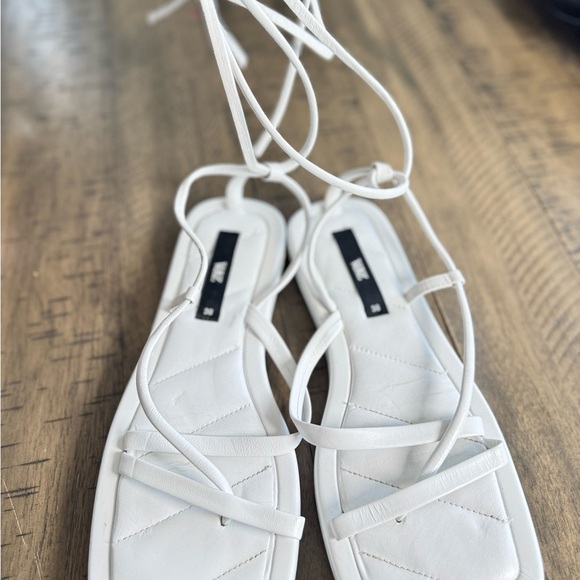Zara White Modern Sandals with Geometric Design - Picture 6 of 10